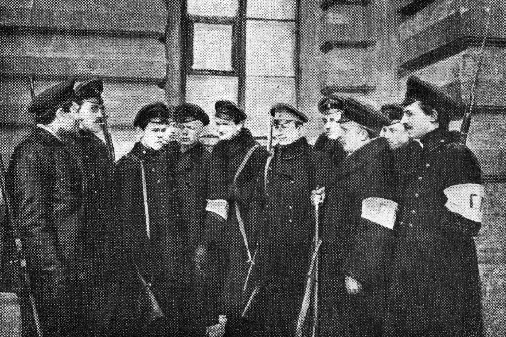Группа городских милиционеров. В милицию записались преимущественно студенты различных учебных заведений. Милиционеров несущих на себе, при участии патрулей, охрану города, отличает белая повязка на руке с "Г. М.", - "городская милиция"