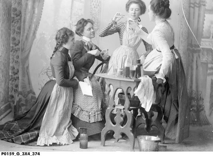 Женщины демонстрируют химический эксперимент, 1900 / Public Domain