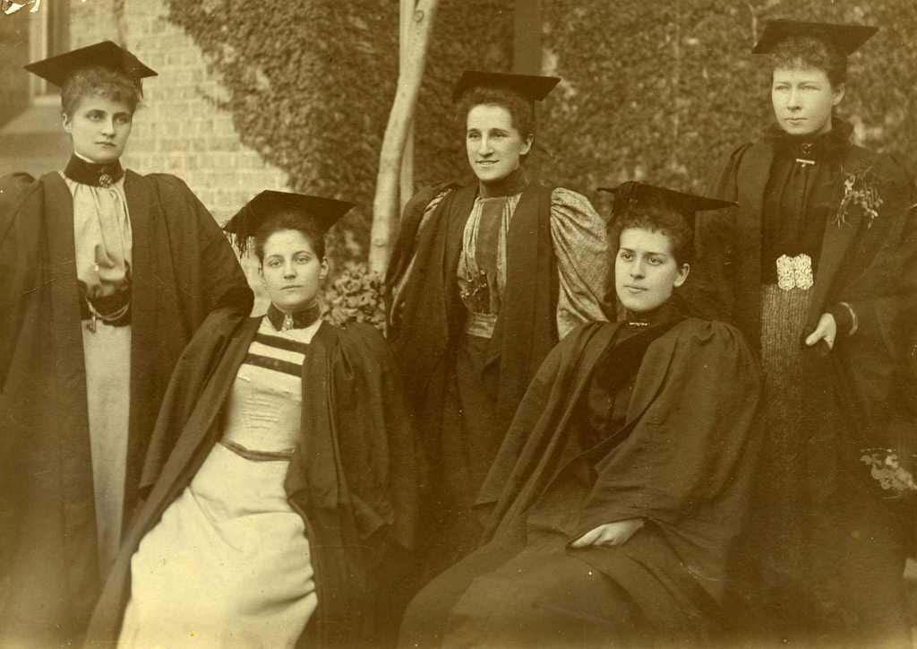 Девушки в студенческом одеянии, 1900 / University of Sydney Archives.