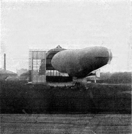 Момент вывода «Лебедя» из эллинга /Фотография И. Оцупа